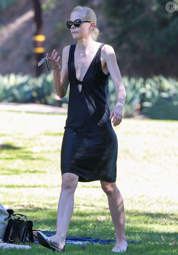 Jaime King, son mari Kyle Newman et leur fils James au Coldwater Canyon Park avec des amis à Beverly Hills, le 5 octobre 2014.