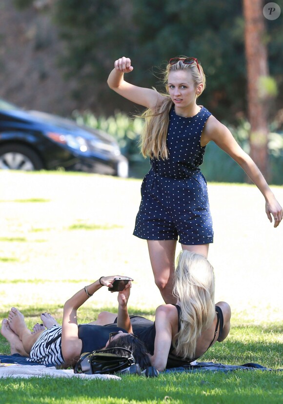 Jaime King, son mari Kyle Newman et leur fils James au Coldwater Canyon Park avec des amis à Beverly Hills, le 5 octobre 2014.