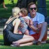 Jaime King, son mari Kyle Newman et leur fils James au Coldwater Canyon Park avec des amis à Beverly Hills, le 5 octobre 2014.