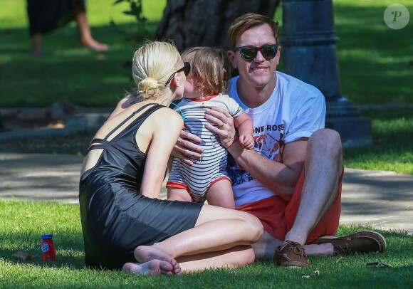 Jaime King, son mari Kyle Newman et leur fils James au Coldwater Canyon Park avec des amis à Beverly Hills, le 5 octobre 2014.