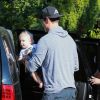 Josh Duhamel avec son fils Axl dans les rues de Brentwood, le 8 octobre 2014.