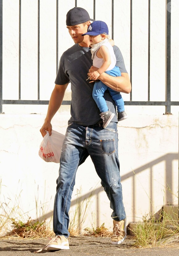 Josh Duhamel avec son fils Axl à Brentwood, le 4 octobre 2014.
