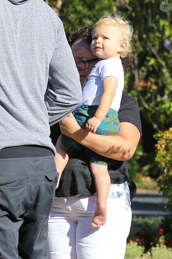 Josh Duhamel avec son fils Axl à Brentwood, Los Angeles, le 8 octobre 2014.