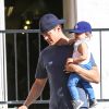 Josh Duhamel avec son fils Axl à Los Angeles, le 4 octobre 2014.