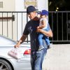 Josh Duhamel avec son fils Axl à Los Angeles, le 4 octobre 2014.