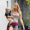 Fergie avec son fils Axl à Los Angeles, le 2 août 2014.