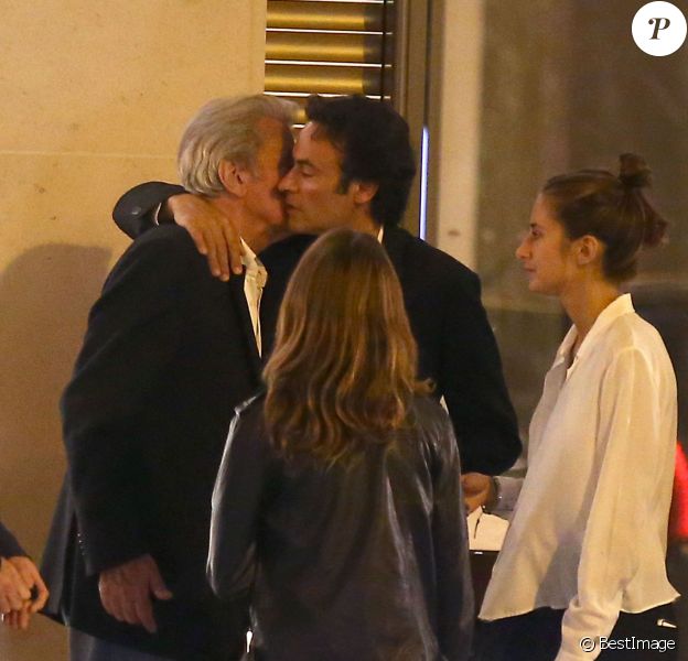 Exclusif - Anthony Delon retrouve son père Alain : Pour ses 50 ans, Anthony Delon a le bonheur de retrouver sa famille au Mandarin Oriental à Paris le 2 octobre 2014. Ses filles Lou et Liv, sa soeur Anouchka, sa mère Nathalie mais aussi son père Alain Delon dont c'est la première apparition depuis son hospitalisation en août pour un problème de nerf au visage.