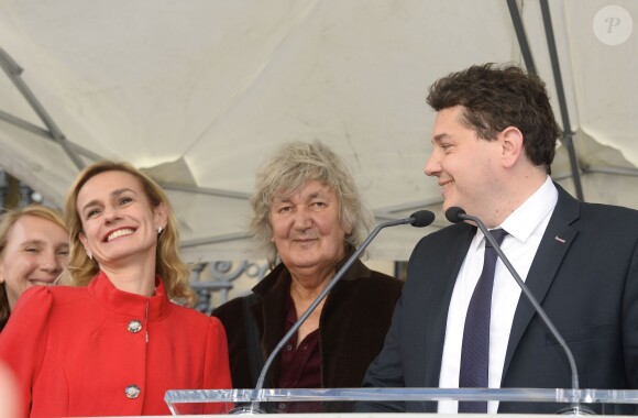 Sandrine Bonnaire, Jacques Higelin et Eric Lejoindre (maire du 18ème) - Grand défilé de la Fête des Vendanges à la Mairie du 18ème à Paris, le 11 octobre 2014.