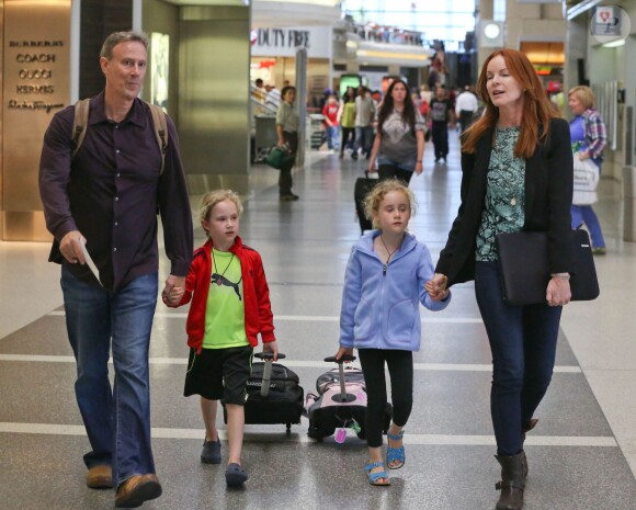 Marcia Cross, son mari Tom Mahoney et leurs filles, Savannah et Eden, prennent un avion à l'aéroport de Los Angeles. Le 14 août 2013
