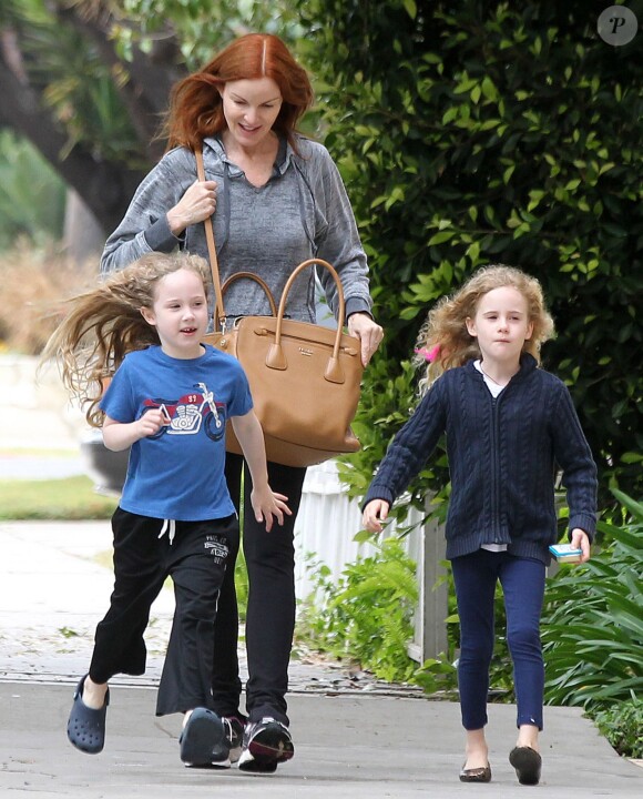 Marcia Cross et ses filles Eden et Savannah se rendent à Barnes & Noble à Santa Monica, le 7 mai 2013.