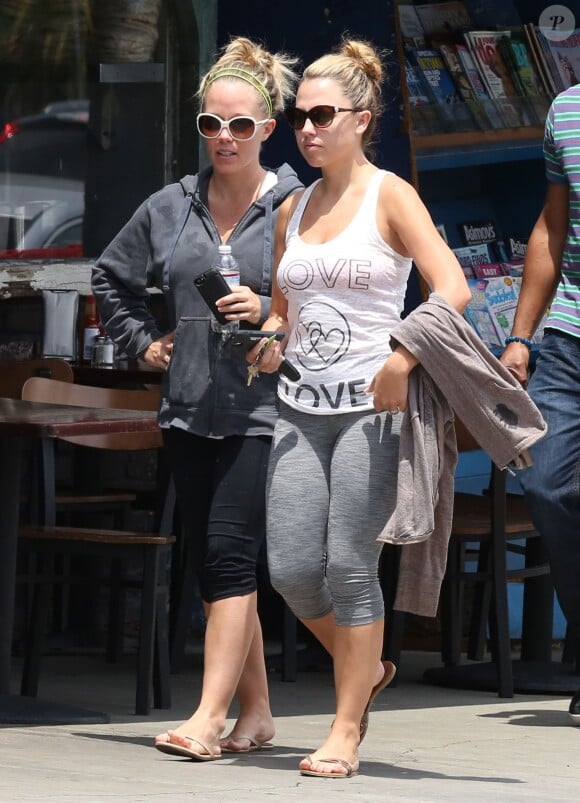 Kendra Wilkinson se rend au restaurant avec une amie à Sherman Oaks, le 28 juillet 2014.