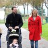 Michelle Hunziker, enceinte, et Tomaso Trussardi, qui se sont mariés la veille, se promènent avec leur fille Sole à Bergame, le 11 octobre 2014.