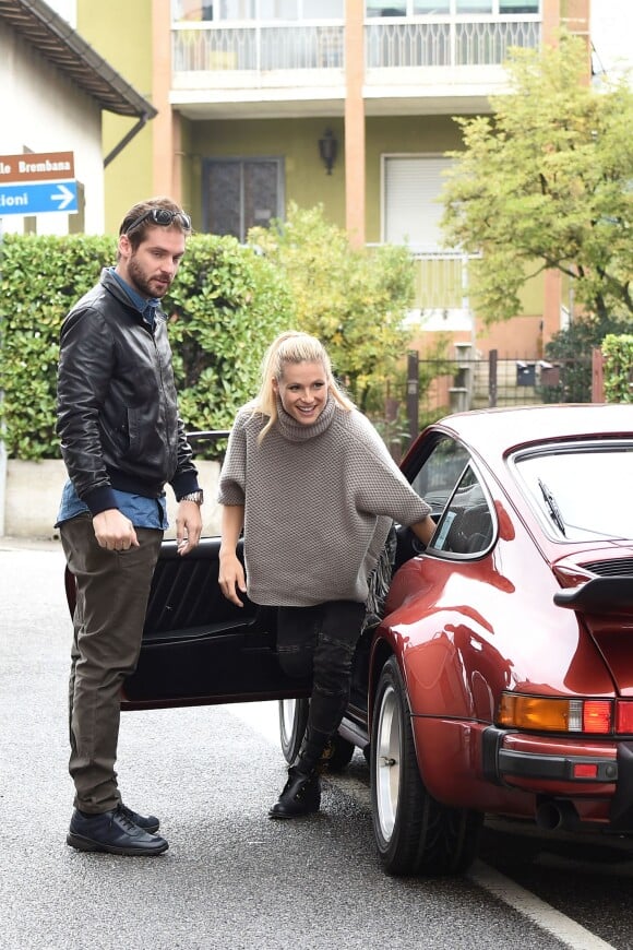 Michelle Hunziker et Tomaso Trussardi en promenade dans la Porsche vintage de leur mariage, à Bergame, le 12 septembre 2014.