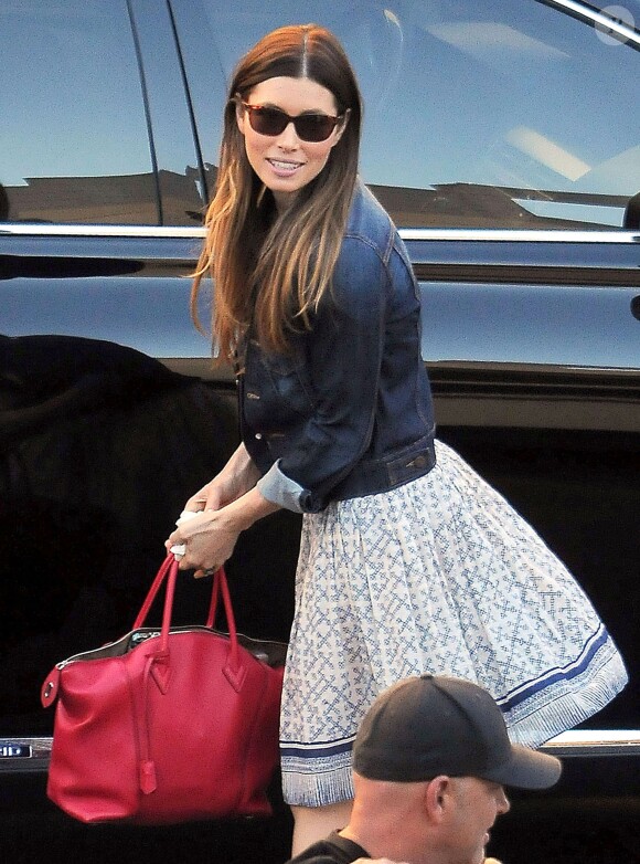 Jessica Biel arrive sur le tournage de la série "New Girl" à Los Angeles, le 5 août 2014. 