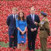 Kate Middleton visitant avec le prince William et le prince Harry le 5 août 2014 à la Tour de Londres l'installation baptisée "Blood Swept Lands and Seas of Red" de l'artiste Paul Cummins, hommage aux soldats morts lors de la Première Guerre mondiale qui sera achevé pour le 11 novembre, commémoration de l'Armistice.