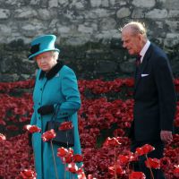 Elizabeth II 'impressionnée' sur les traces rouge sang de Kate, William et Harry