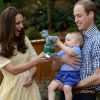 Kate Middleton, le prince William et le prince George de Cambridge le 20 avril 2014 au Zoo de Taronga à Sydney, en Australie.