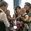 Le prince George de Cambridge à la Maison du gouvernement de Wellington en Nouvelle-Zélande avec ses parents le prince William et Kate Middleton le 9 avril 2014