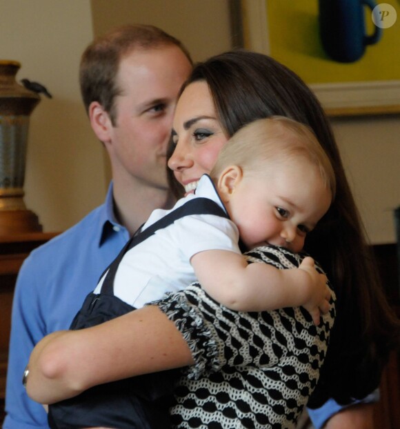 Le prince George de Cambridge à la Maison du gouvernement de Wellington en Nouvelle-Zélande avec ses parents le prince William et Kate Middleton le 9 avril 2014