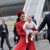 Kate Middleton, le prince William et le prince George de Cambridge à l'aéroport à Wellington en Nouvelle-Zélande, le 7 avril 2014, début de leur tournée en Océanie.