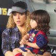  La chanteuse Shakira, enceinte, et son fils Milan sont venus encourager Gerard Piqu&eacute; et le FC Barcelone au Camp Nou le 18 octobre 2014. 