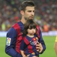  Gerard Piqu&eacute; et son fils Milan - Shakira (enceinte) et son fils Milan vont encourager Gerard Piqu&eacute; et le FC Barcelone au Camp Nou le 18 octobre 2014 