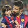  Gerard Piqu&eacute; et son fils Milan - Shakira (enceinte) et son fils Milan vont encourager Gerard Piqu&eacute; et le FC Barcelone au Camp Nou le 18 octobre 2014 