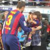 La chanteuse Shakira, enceinte, son fils Milan et son beau-père Joan sont venus encourager Gerard Piqué et le FC Barcelone au Camp Nou le 18 octobre 2014.