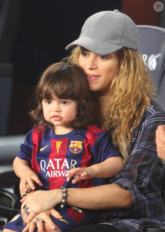 Shakira, enceinte, et son fils Milan sont venus encourager Gerard Piqué et le Barça au Camp Nou le 18 octobre 2014.