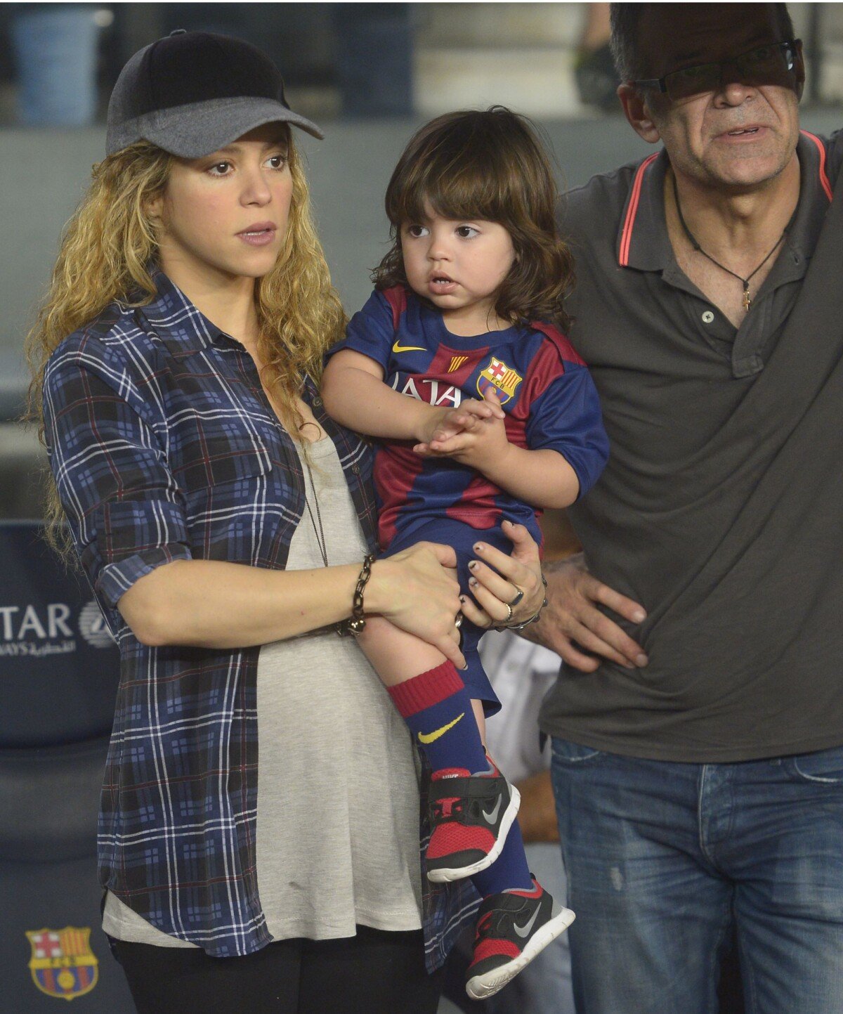 Photo : La chanteuse Shakira, enceinte, son fils Milan et son beau-père