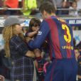  La chanteuse Shakira, enceinte, son fils Milan et son beau-p&egrave;re Joan sont venus encourager Gerard Piqu&eacute; et le FC Barcelone au Camp Nou le 18 octobre 2014. 