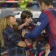  La chanteuse Shakira, enceinte, son fils Milan et son beau-p&egrave;re Joan sont venus encourager Gerard Piqu&eacute; et le FC Barcelone au Camp Nou le 18 octobre 2014. 