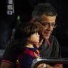 La chanteuse Shakira, enceinte, son fils Milan et son beau-père Joan sont venus encourager Gerard Piqué et le FC Barcelone au Camp Nou le 18 octobre 2014.