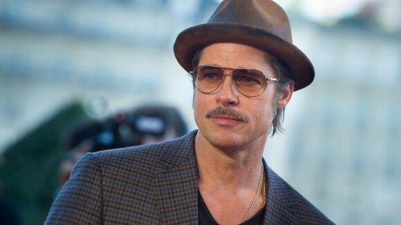 Brad Pitt, sa ''Fury'' à Paris : Moustachu et stylé avec ses collègues du front