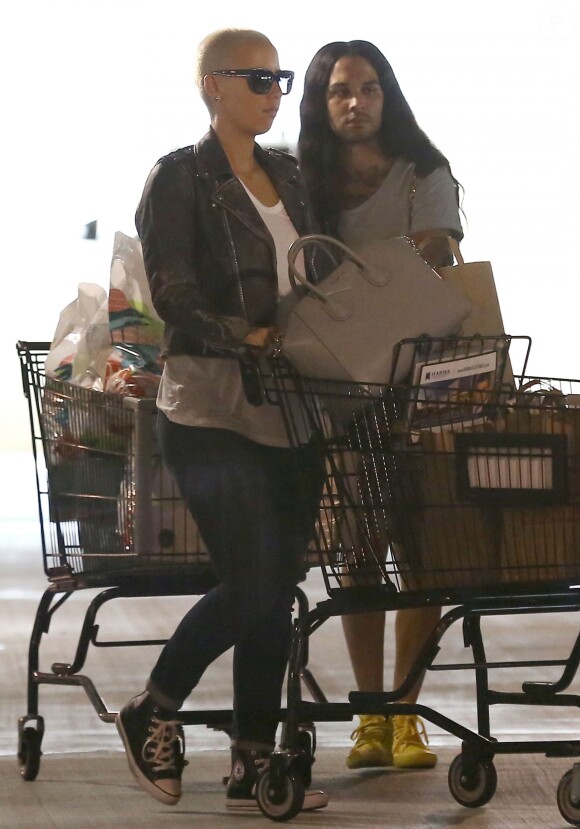 Exclusif - Amber Rose en pleine mission courses dans un supermarché Ralph's à Los Angeles, le 16 octobre 2014.