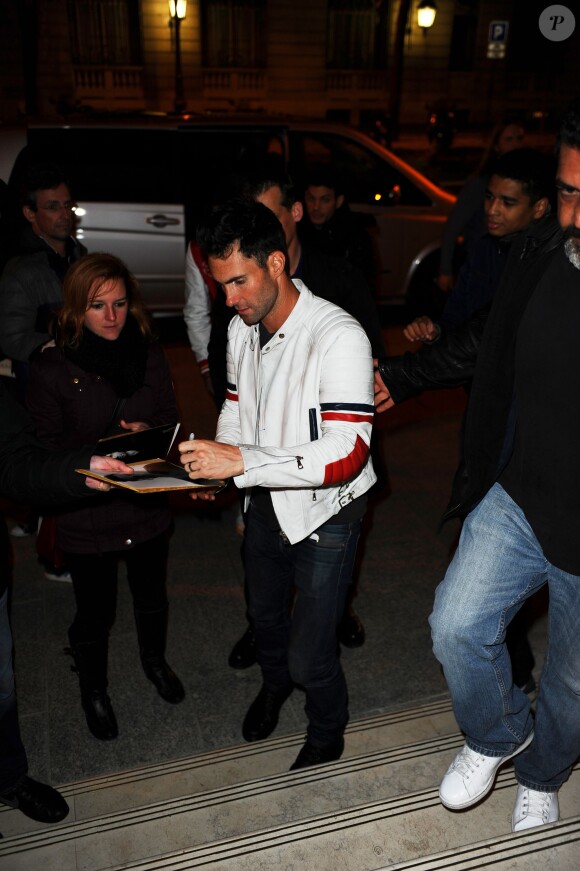 Adam Levine des Maroon 5 à son arrivée à l'hôtel Peninsula à Paris le 20 octobre 2014