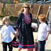 Exclusif - Julia Roberts fait du shopping avec ses trois enfants à Malibu, le 12 octobre 2014.