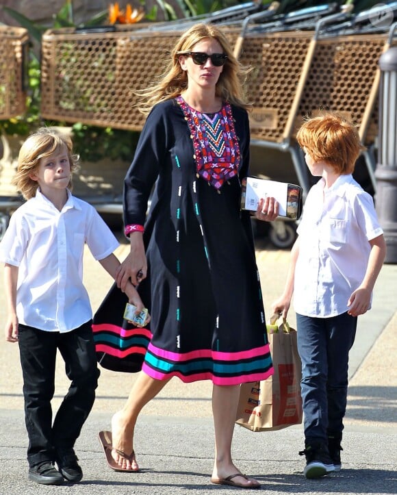 Exclusif - Julia Roberts fait du shopping avec ses trois enfants à Malibu, le 12 octobre 2014.