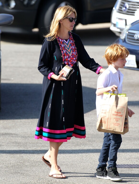 Exclusif - Julia Roberts avec ses enfants Phinnaeus, Henry, et Hazel à Malibu, le 12 octobre 2014.