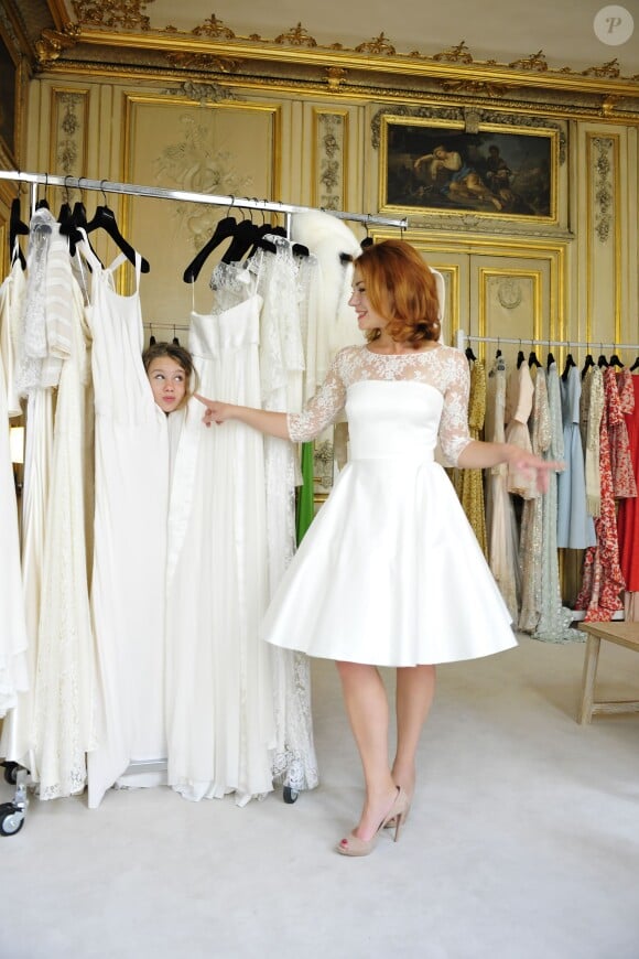 Exclusif - Emilie Dequenne essaye sa robe de mariée en compagnie de sa fille Milla à Paris, le 5 octobre 2014, une création Delphine Manivet
