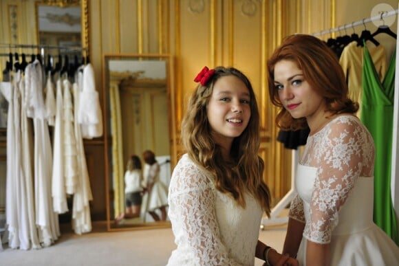 Exclusif - Emilie Dequenne essaye sa robe de mariée avec sa fille Milla à Paris, le 5 octobre 2014, une création Delphine Manivet