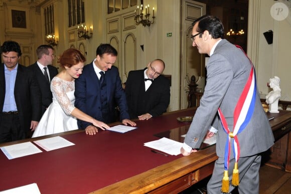 Exclusif - Emilie Dequenne, son époux Michel Ferracci et le maire du 10e arrondissement, Rémi Féraud - Mariage de Michel Ferracci et Emilie Dequenne à la mairie du 10e arrondissement, le samedi 11 octobre 2014 à Paris.