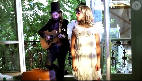 Gaël et Priscilla Lopes dans le clip de Ma petite peau t'aime, en septembre 2014