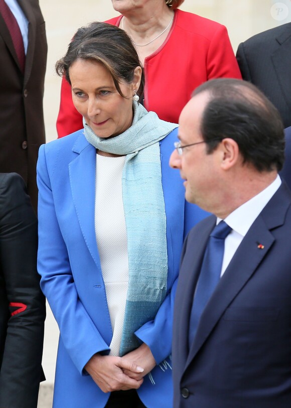 Ségolène Royal, ministre de l'Ecologie, du Développement durable et de l'Energie et François Hollande, le président de la République posent pour la photo de famille au palais de l'Elysée à Paris, le 4 avril 2014 pendant le premier conseil des ministres du nouveau gouvernement.
