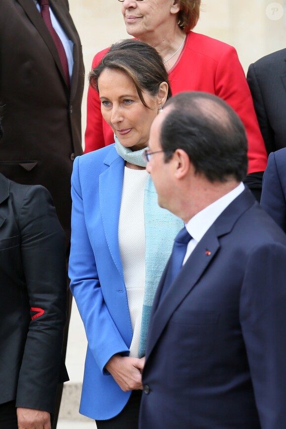 Ségolène Royal, ministre de l'Ecologie, du Développement durable et de l'Energie et François Hollande, le président de la République posent pour la photo de famille au palais de l'Elysée à Paris, le 4 avril 2014 pendant le premier conseil des ministres du nouveau gouvernement.