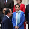 Ségolène Royal, ministre de l'Ecologie, du Développement durable et de l'Energie et François Hollande, le président de la République posent pour la photo de famille au palais de l'Elysée à Paris, le 4 avril 2014 pendant le premier conseil des ministres du nouveau gouvernement.