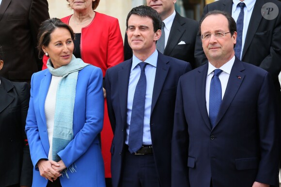 Ségolène Royal, ministre de l'Ecologie, du Développement durable et de l'Energie, le premier ministre Manuel Valls et François Hollande, le président de la République posent pour la photo de famille au palais de l'Elysée à Paris, le 4 avril 2014 pendant le premier conseil des ministres du nouveau gouvernement.
