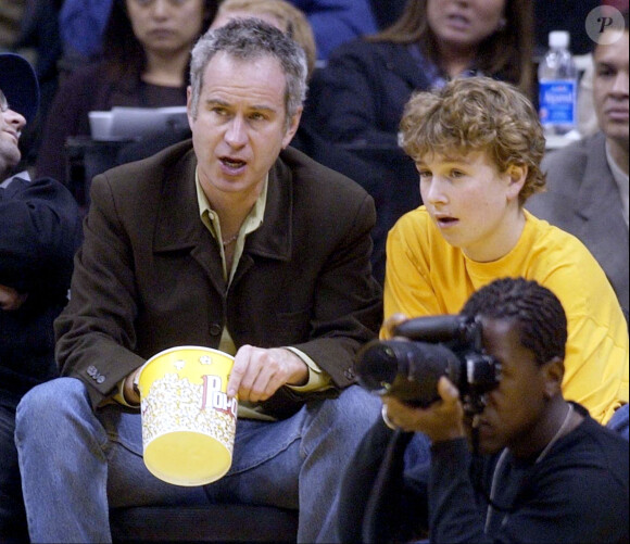 John McEnroe et son fils Kevin lors d'un match entre les Lakers de Los Angeles et les Mavericks de Dallas, au Staples Center de Los Angeles, le 19 mars 2002
