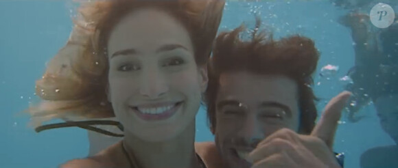 Pauline Lefèvre : sexy selfie sous l'eau dans la piscine pour Sony Xperia Z3