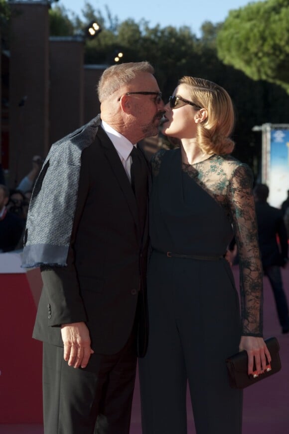 Kevin Costner embrasse sa fille Lily au 9e Festival de Rome, le 24 octobre 2014.